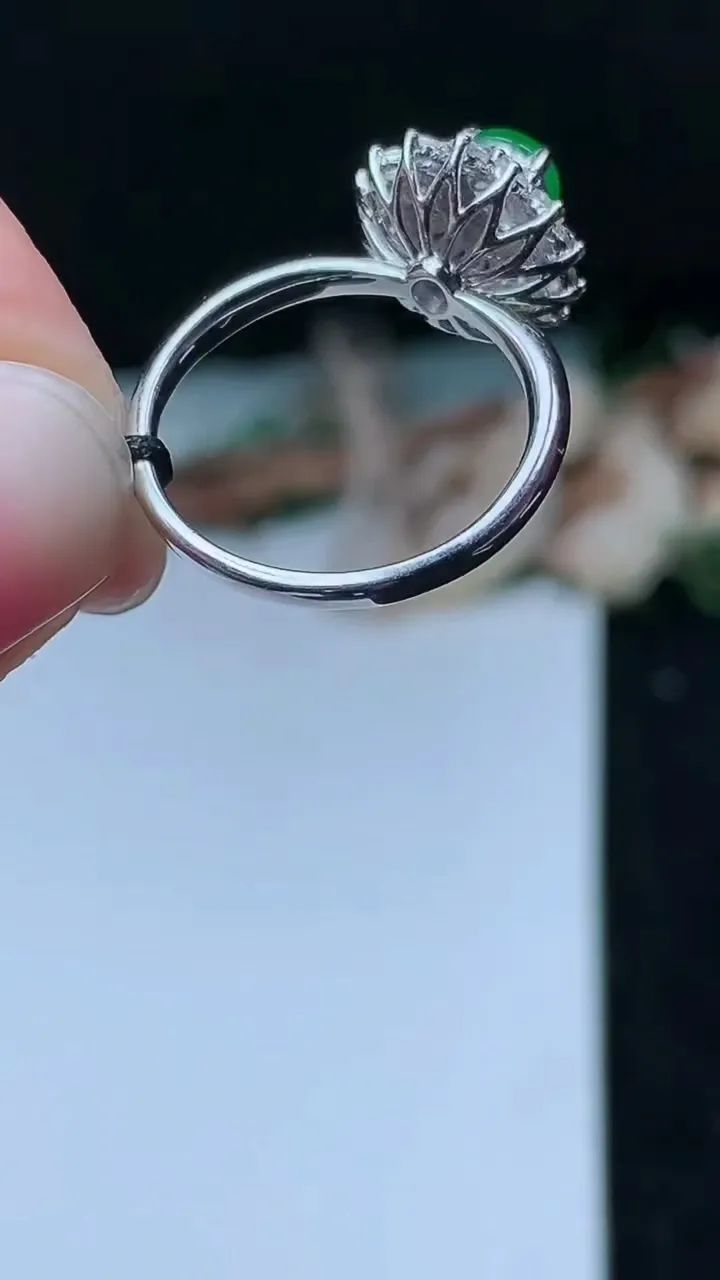 天然A货翡翠蛋面戒指，尺寸17-5.9-5.3，重量:2.95g2025年11月16日
工厂直销收藏佳品,种好水足，色泽均匀，有种有色，上手高大气！