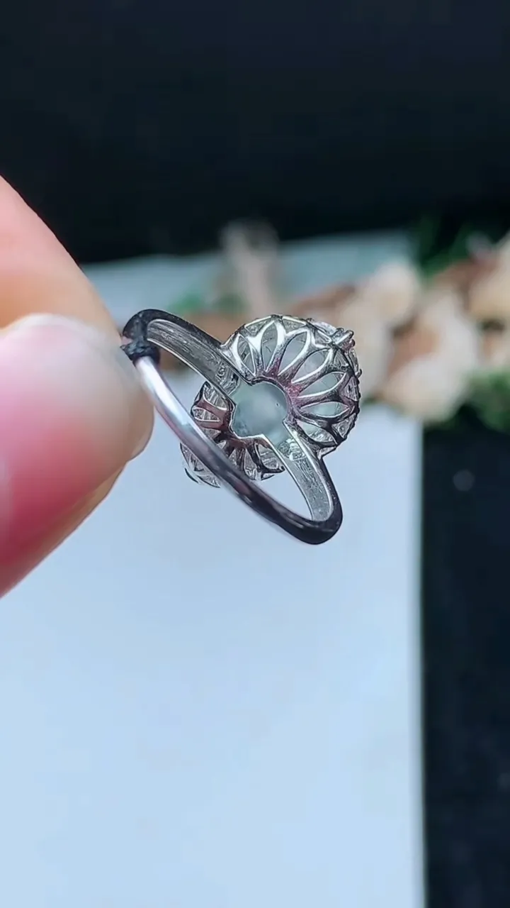 天然A货翡翠白冰葫芦戒指，尺寸17.3-11-8，重量:2.70g2025年11月16日
工厂直销收藏佳品,种好水足，色泽均匀，有种有色，上手高大气！