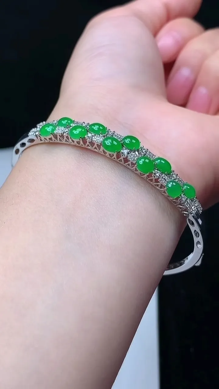 天然A货翡翠蛋面手镯，尺寸58.4-47.7-4.6-4.4，重量:9.14g
11月16日