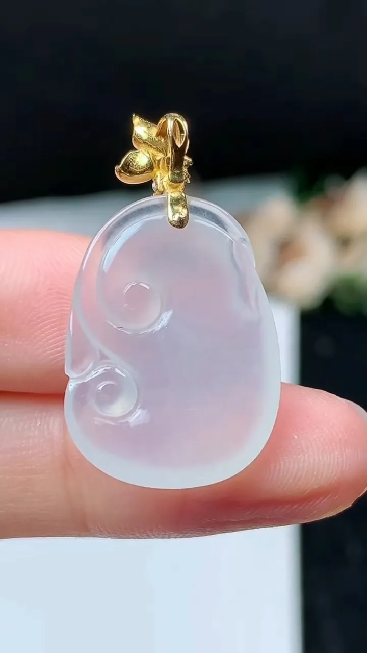 天然A货翡翠白冰如意吊坠，尺寸22.6-16.8-3.8，重量:3.13g
11月16日