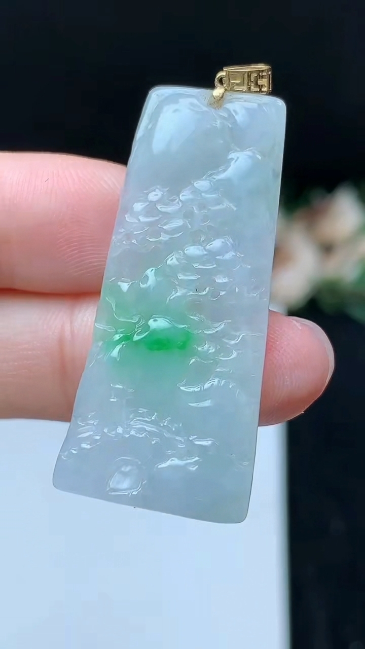 天然A货翡翠山水牌吊坠，尺寸38.9-17.7-3.4，重量:5.47g
11月16日