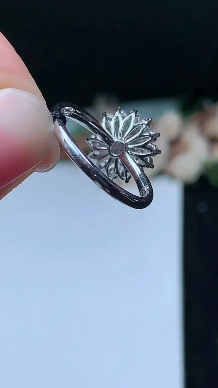 天然A货翡翠蛋面戒指，尺寸17-5.9-5.3，重量:2.95g2025年11月16日
工厂直销收藏佳品,种好水足，色泽均匀，有种有色，上手高大气！