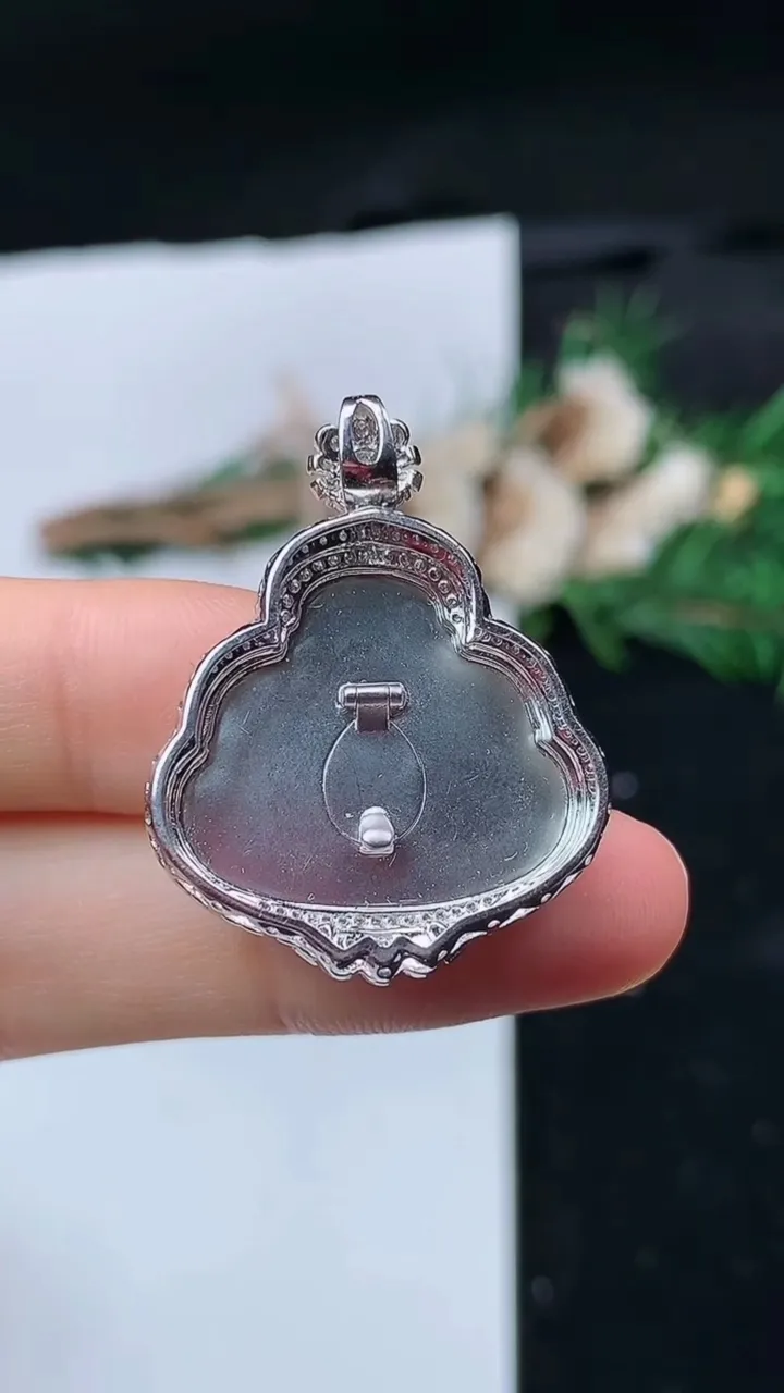 天然A货翡翠佛公吊坠，尺寸32.6-25-8，裸石19.6-22.4，重量:5.32g
11月16日