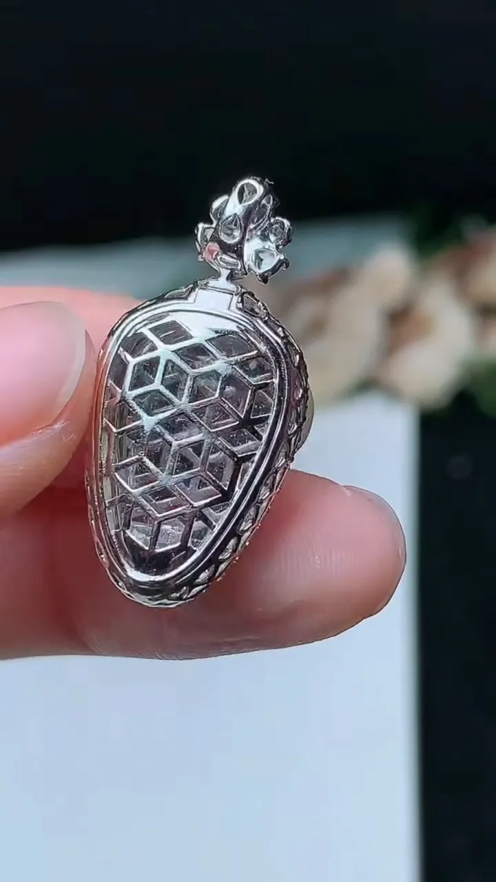 天然A货翡翠金枝玉叶 叶子吊坠，尺寸27.9-14-7.4，裸石17.5-11.4，重量:4.13g
11月16日，重量:4.13g