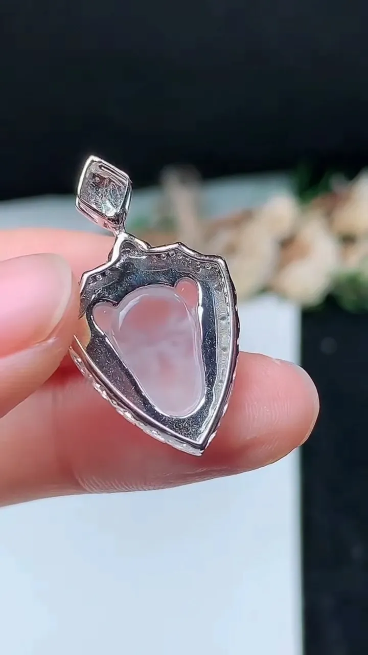 天然A货翡翠白冰龙头吊坠，尺寸29.2-16.6-7.7，裸石12.4-10.3，重量:2.76g
11月16日