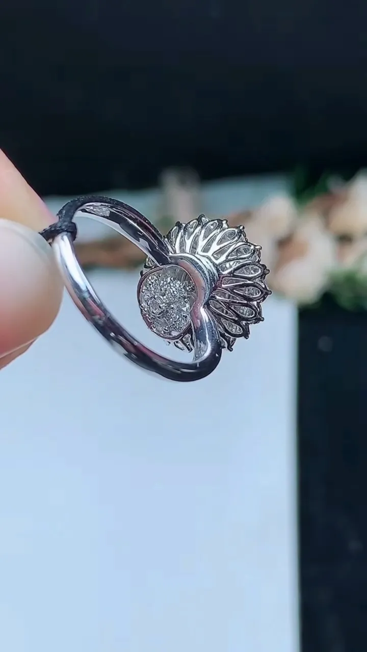 天然A货翡翠白冰蛋面戒指 吊坠两用款，尺寸17-8.4，重量:4.48g2025年11月16日
工厂直销收藏佳品,种好水足，色泽均匀，有种有色，上手高大气！