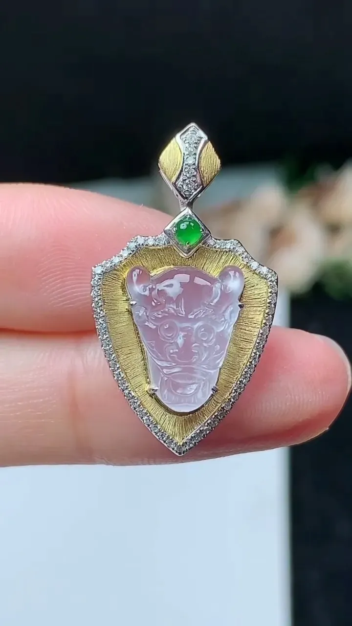 天然A货翡翠白冰龙头吊坠，尺寸29.2-16.6-7.7，裸石12.4-10.3，重量:2.76g
11月16日