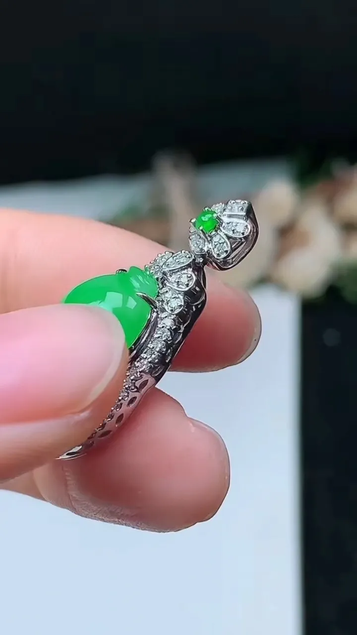 天然A货翡翠葫芦吊坠，尺寸29.6-14.3-9.3，裸石17.2-11.4，重量:5.31g
11月16日，重量:5.31g