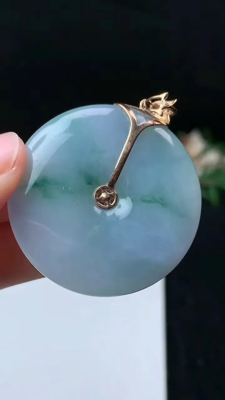 天然A货翡翠k金春带彩 紫罗兰平安扣吊坠，尺寸37.6-5.9，重量:19.00g
11月16日