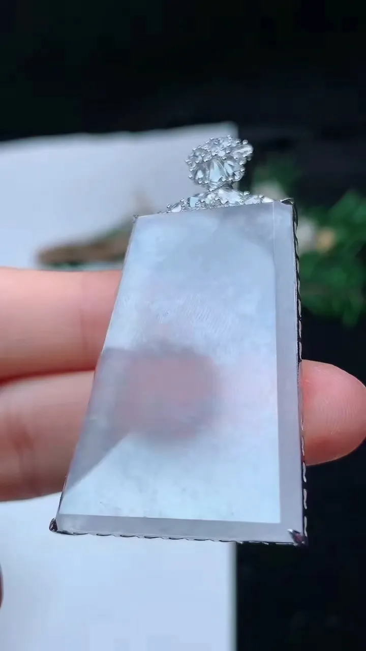 天然A货翡翠白冰无事牌吊坠，尺寸39-26.3-6.6，重量:12.32g
11月16日