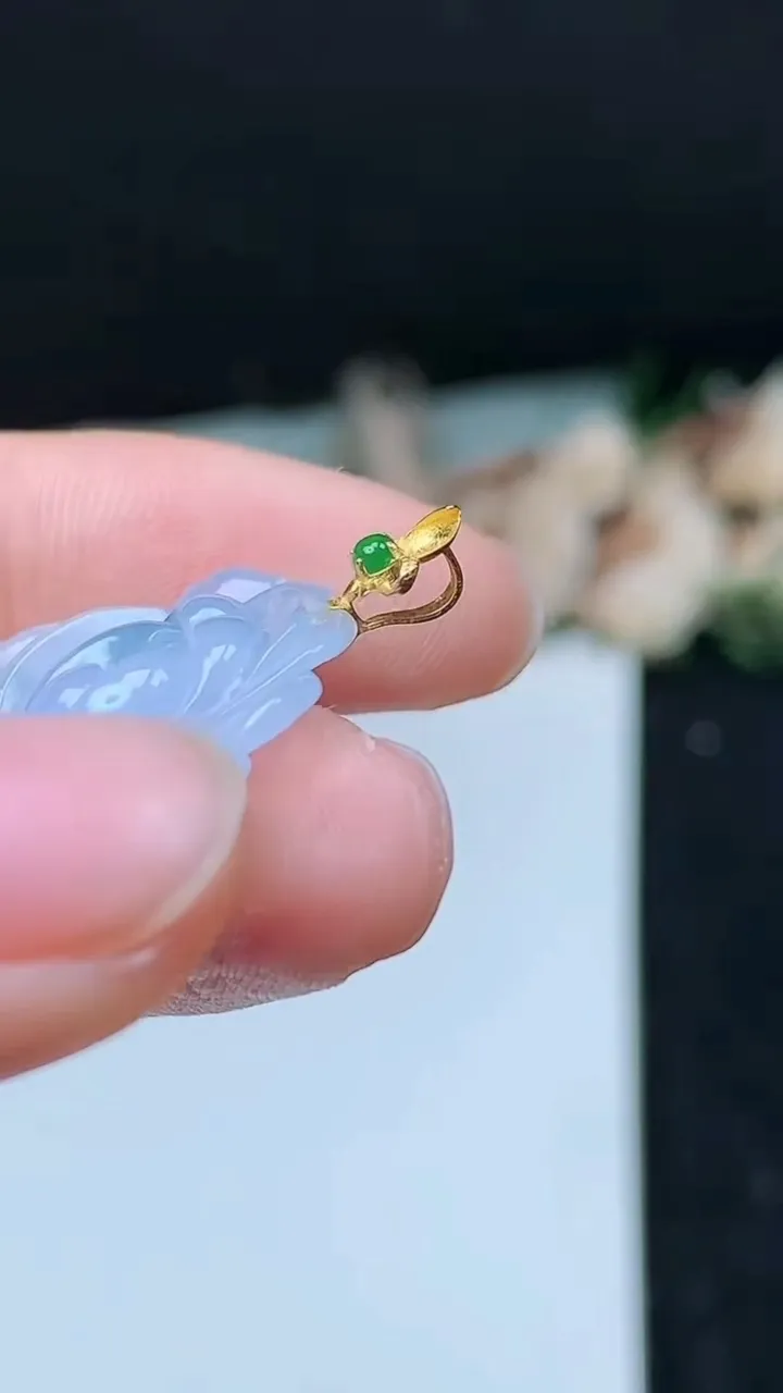 天然A货翡翠k金紫罗兰 飘花和和美美 荷花吊坠，尺寸16.3-22.8-5.5，重量:3.00g
11月16日