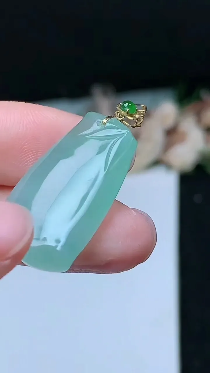 天然A货翡翠节节高升 竹节吊坠，尺寸26-16.6-5.3，重量:5.89g
11月16日