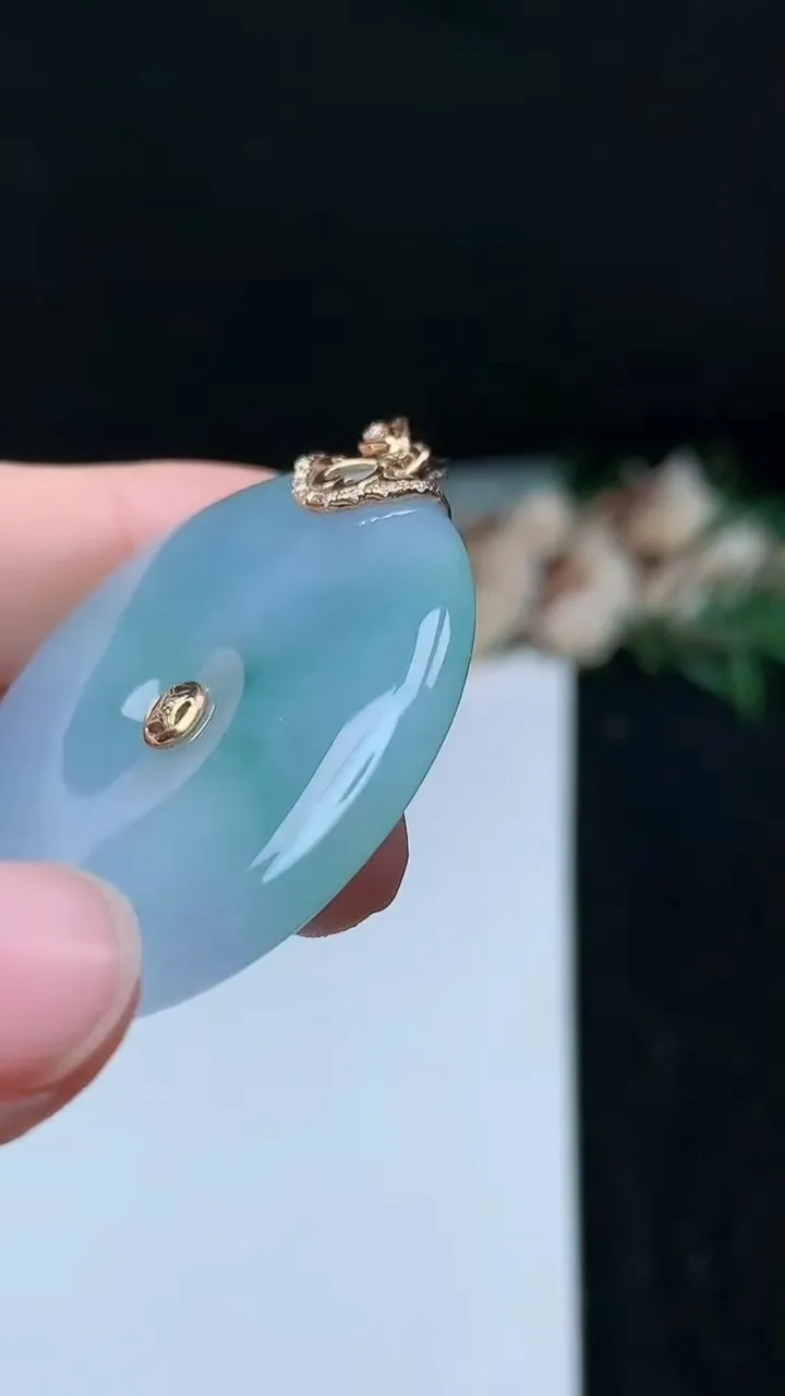 天然A货翡翠k金春带彩 紫罗兰平安扣吊坠，尺寸37.6-5.9，重量:19.00g
11月16日