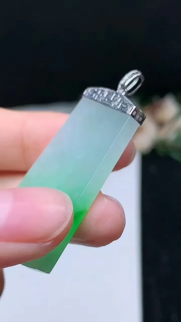 天然A货翡翠无事牌吊坠，尺寸39-20.5-3.4，重量:8.70g
11月16日