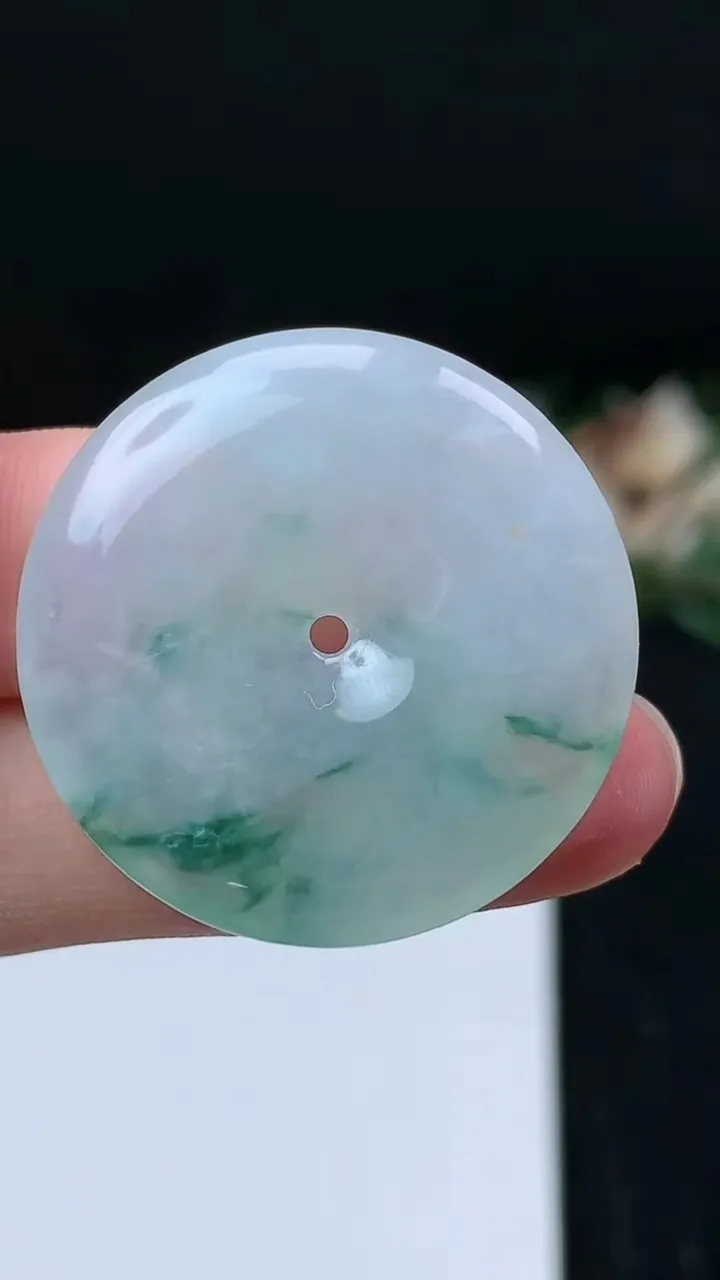 天然A货翡翠飘花平安扣吊坠，尺寸29.5-4.9，重量:8.68g
11月16日