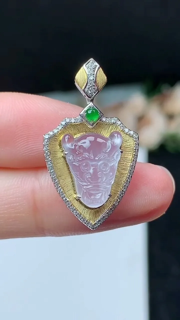 天然A货翡翠白冰龙头吊坠，尺寸29.2-16.6-7.7，裸石12.4-10.3，重量:2.76g
11月16日