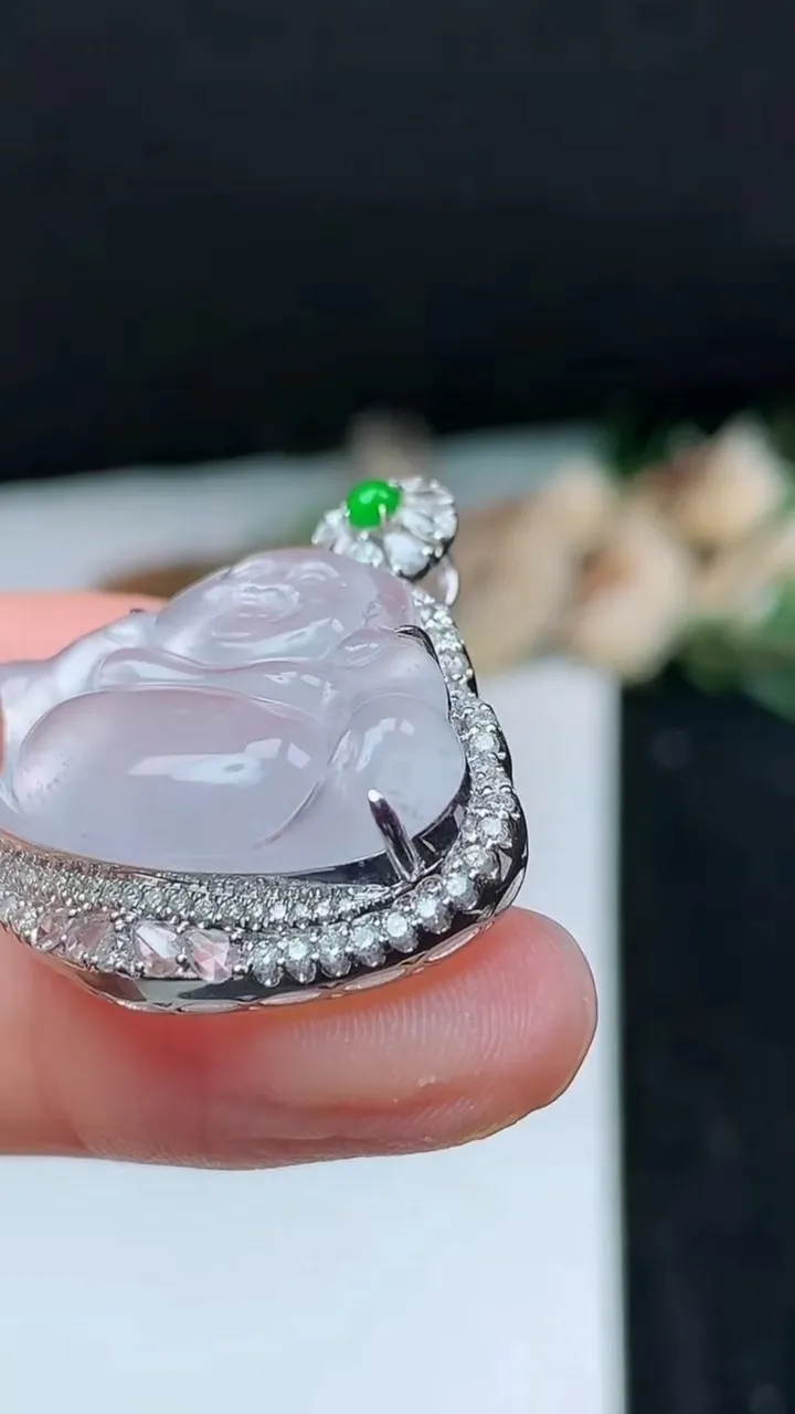 天然A货翡翠白冰佛公吊坠，尺寸30.5-28.2-10.4，裸石18.2-25.6，重量:7.36g
11月16日