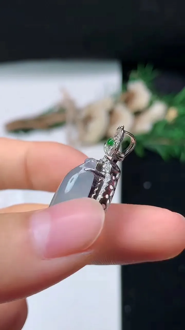 天然A货翡翠飘花福瓜吊坠，尺寸35.2-14.7-9.9，裸石24.3-11.4，重量:5.30g
11月16日，重量:5.30g