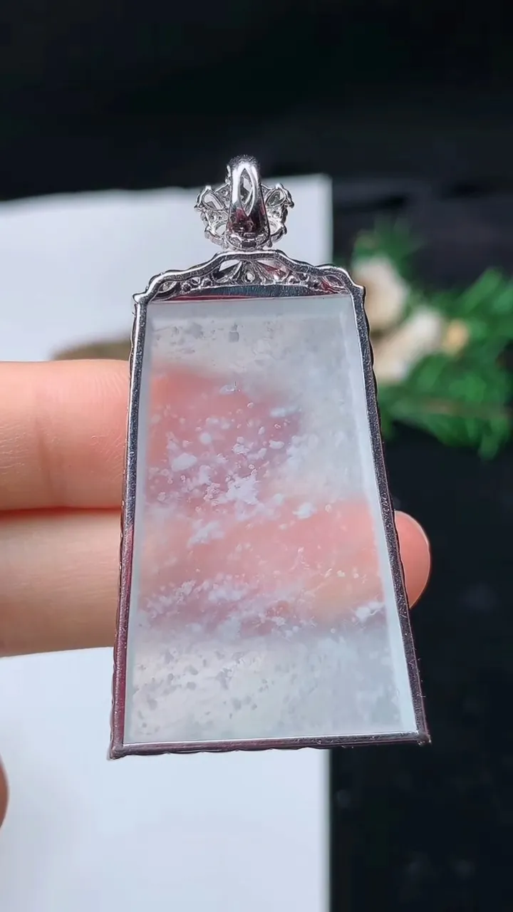 天然A货翡翠白冰无事牌吊坠，尺寸39-26.3-6.6，重量:12.32g
11月16日