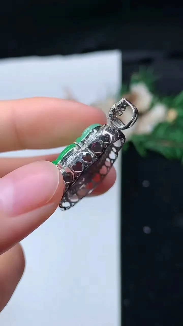 天然A货翡翠佛公吊坠，尺寸32.6-25-8，裸石19.6-22.4，重量:5.32g
11月16日