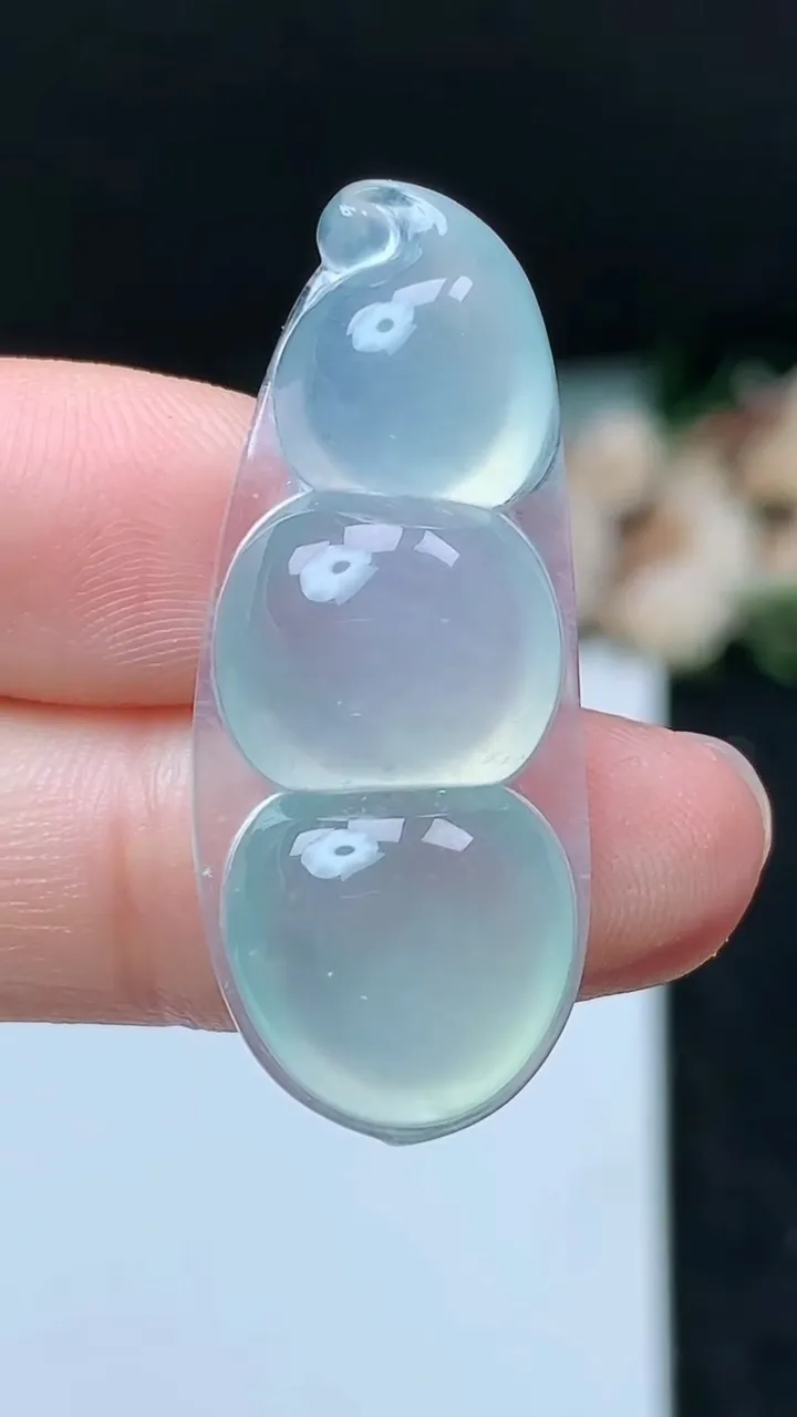 天然A货翡翠白冰福豆吊坠，尺寸36.2-15-6.5，重量:5.59g
11月16日