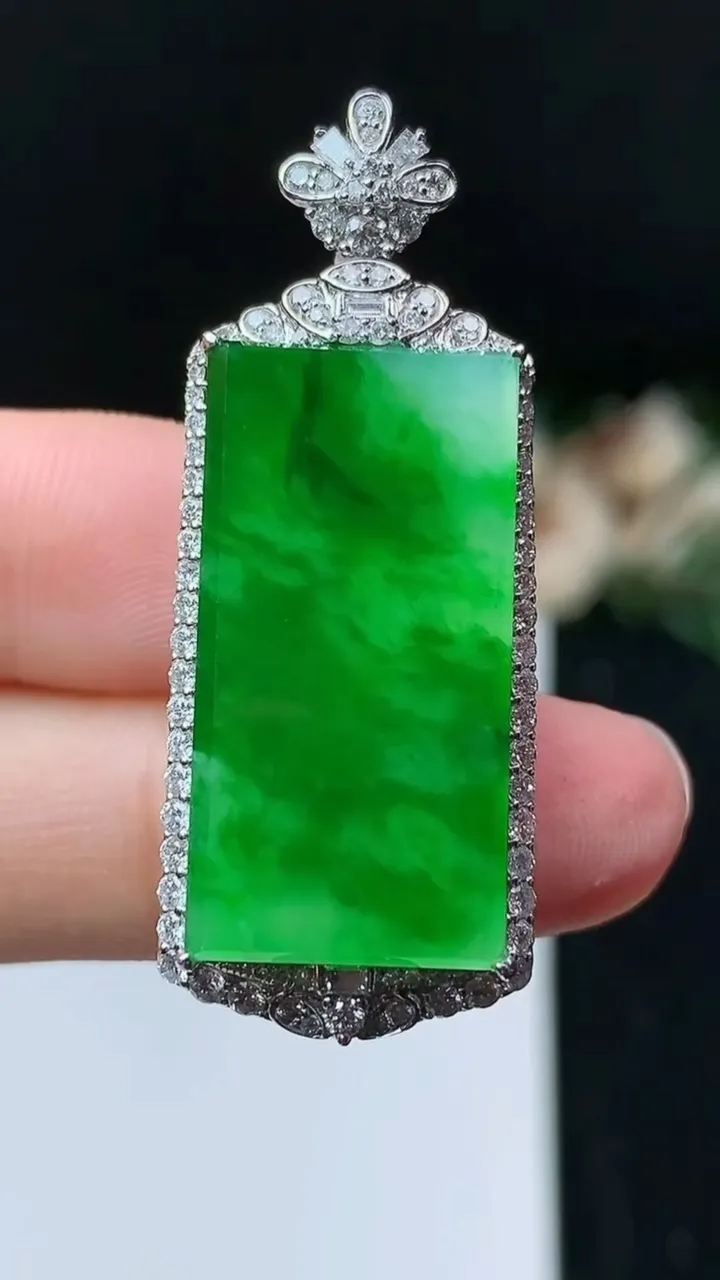 天然A货翡翠无事牌吊坠，尺寸41.8-16.3-8.8，裸石26.4-13.4，重量:8.90g
1