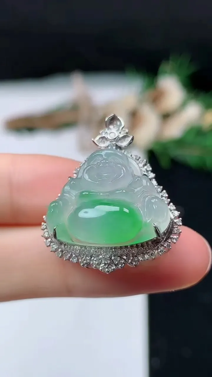 天然A货翡翠佛公吊坠，尺寸29.3-23.6-12.4，裸石16.8-20.2，重量:4.83g
11月16日