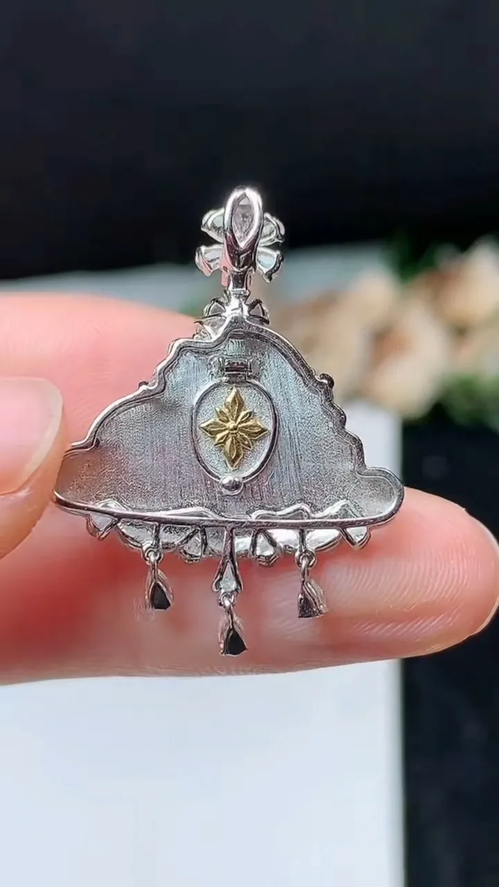 天然A货翡翠麒麟牌吊坠，尺寸30-12.8-23-7，重量:4.71g
11月16日