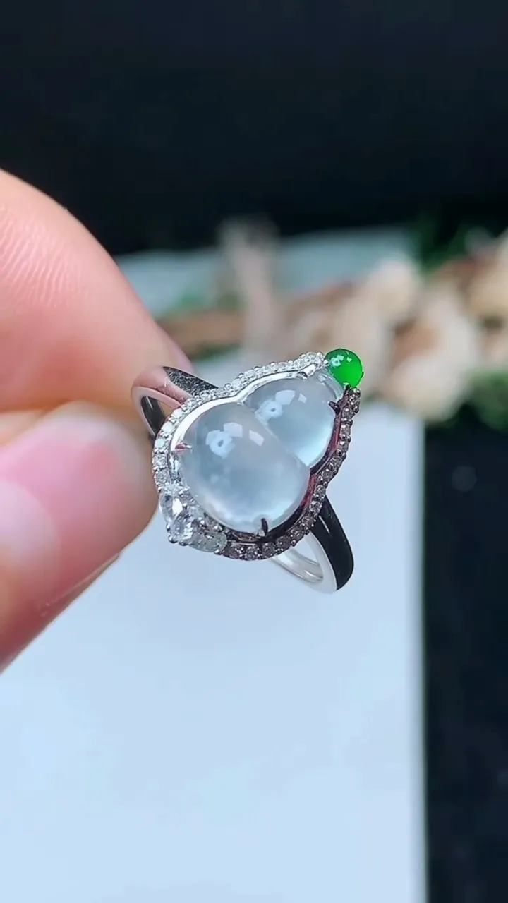 天然A货翡翠白冰葫芦戒指，尺寸17.3-11-8，重量:2.70g2025年11月16日
工厂直销收