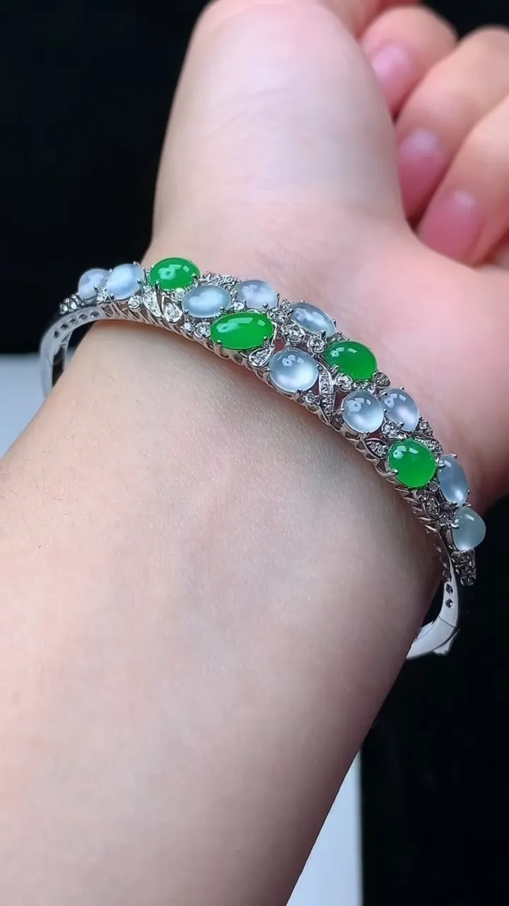 天然A货翡翠蛋面手镯，尺寸57.6-48-6.4-4.4，重量:10.53g
11月16日