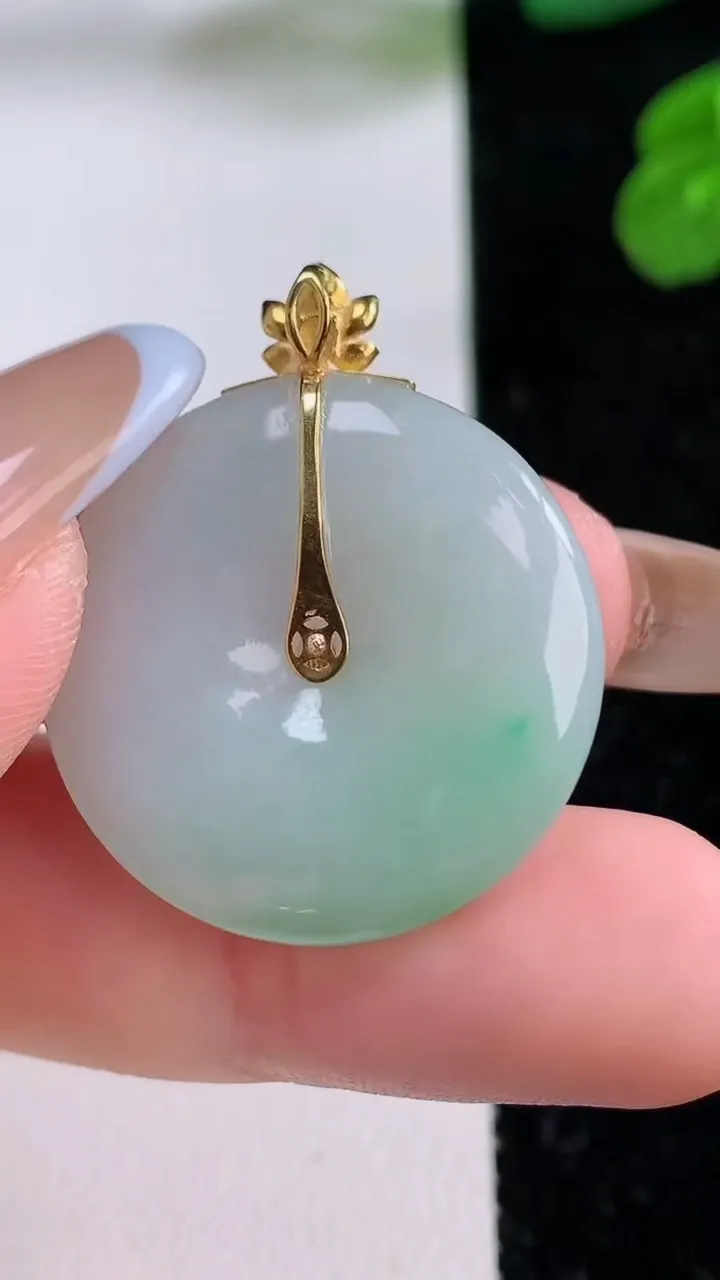 天然A货翡翠平安扣吊坠，尺寸25.7-4.9，重量:7.44g
11月17日