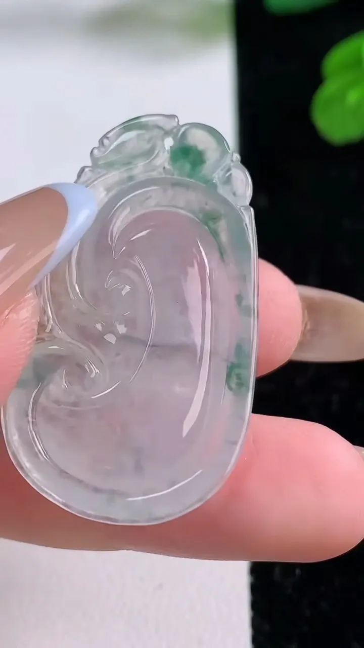 天然A货翡翠冰种飘花如意吊坠，尺寸38.7-22.3-5.6，重量:7.26g
11月17日