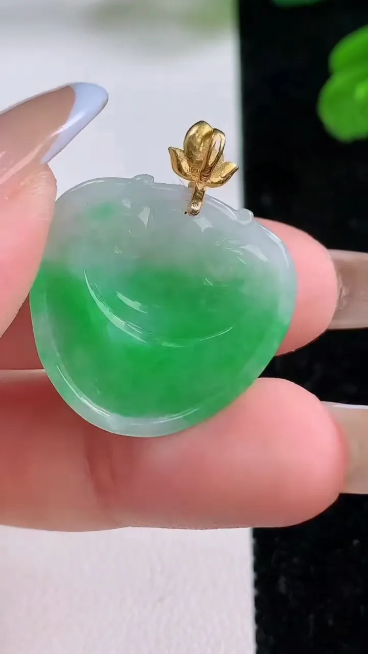 天然A货翡翠如意头吊坠，尺寸23-23.4-4，重量:4.50g
11月17日