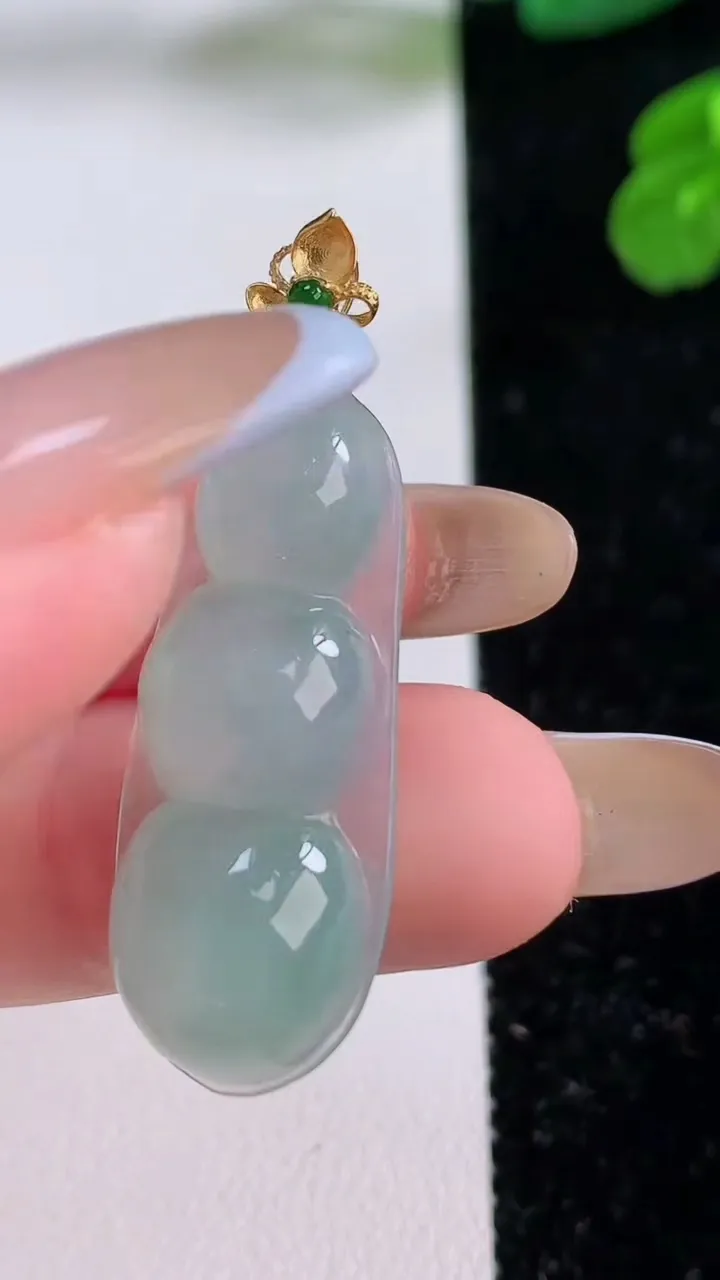 天然A货翡翠福豆吊坠，尺寸32.4-13.5-6.3，重量:4.53g
11月17日