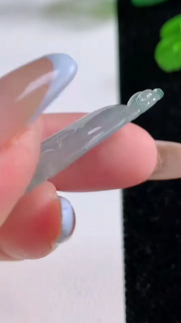 天然A货翡翠冰种飘花如意吊坠，尺寸38.7-22.3-5.6，重量:7.26g
11月17日