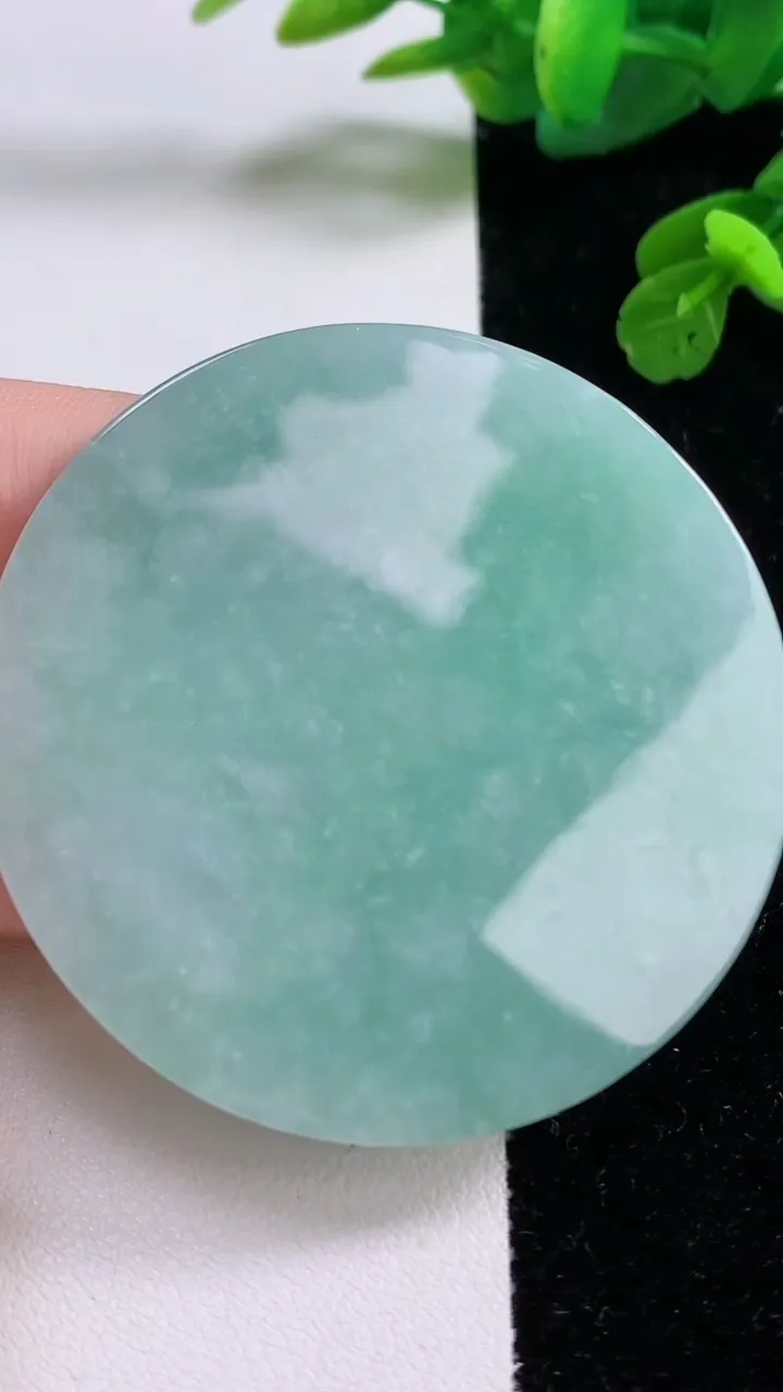 天然A货翡翠无事牌吊坠，尺寸56-5.9，重量:49.65g
11月17日