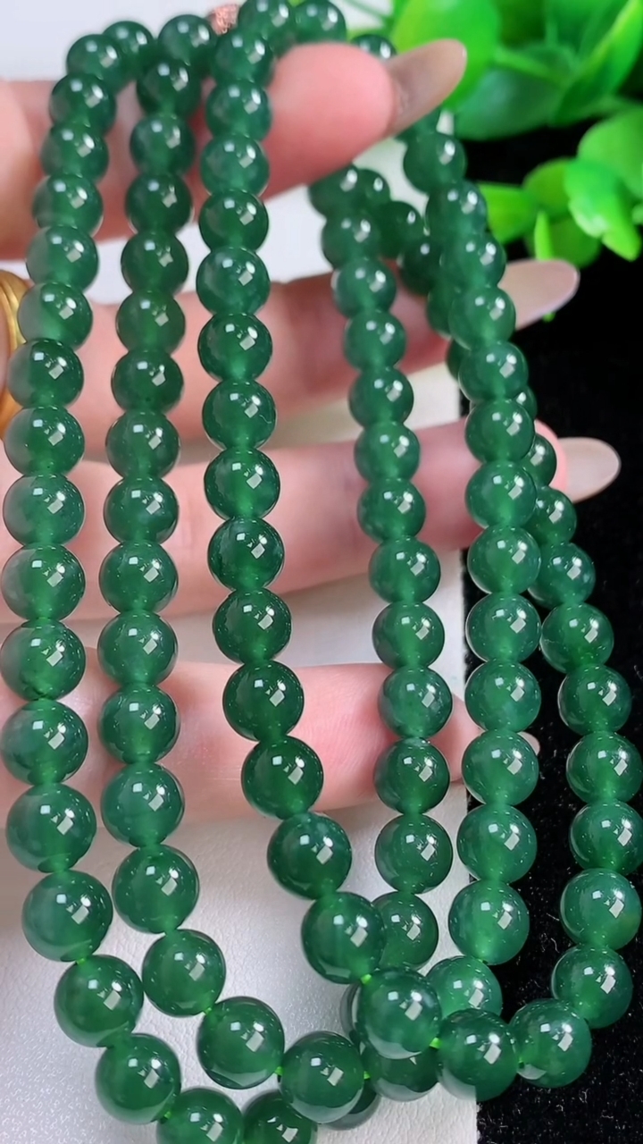 天然A货翡翠圆珠项链，尺寸6.6-108颗，重:56.96g
11月17日