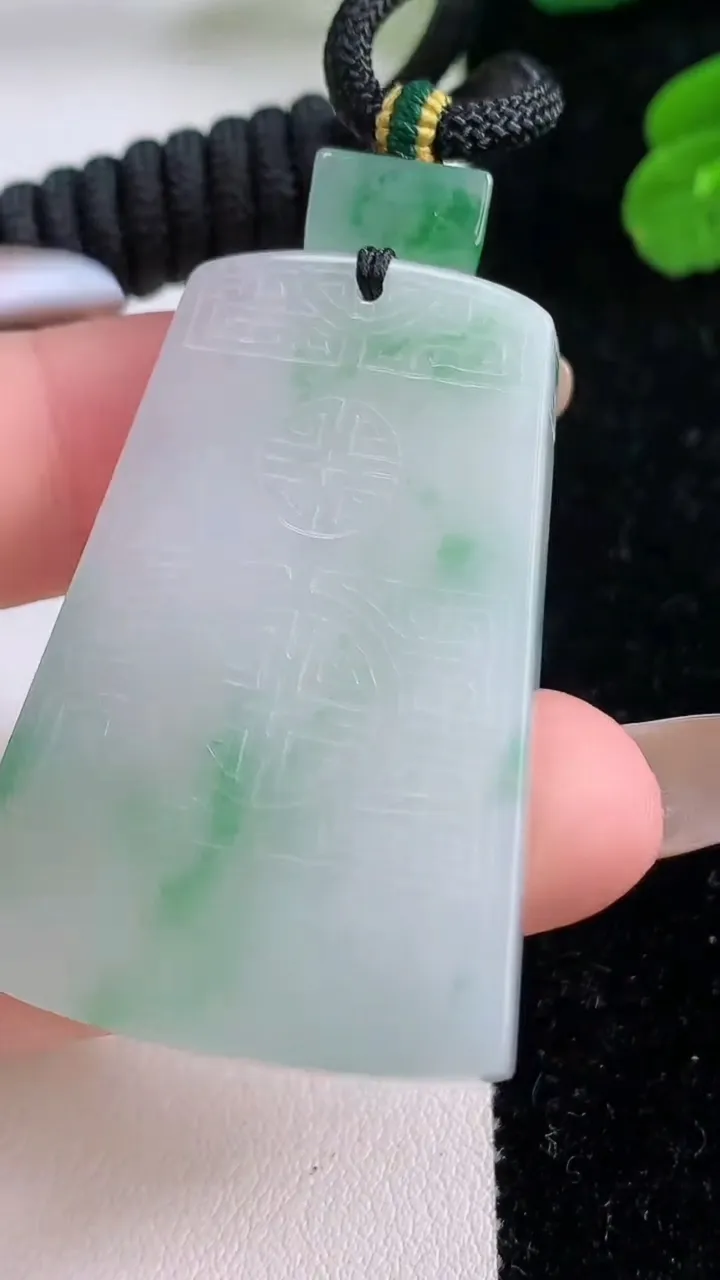 天然A货翡翠仿古无事牌吊坠，尺寸43.2-28.7-6.4，重量:26.66g
11月17日