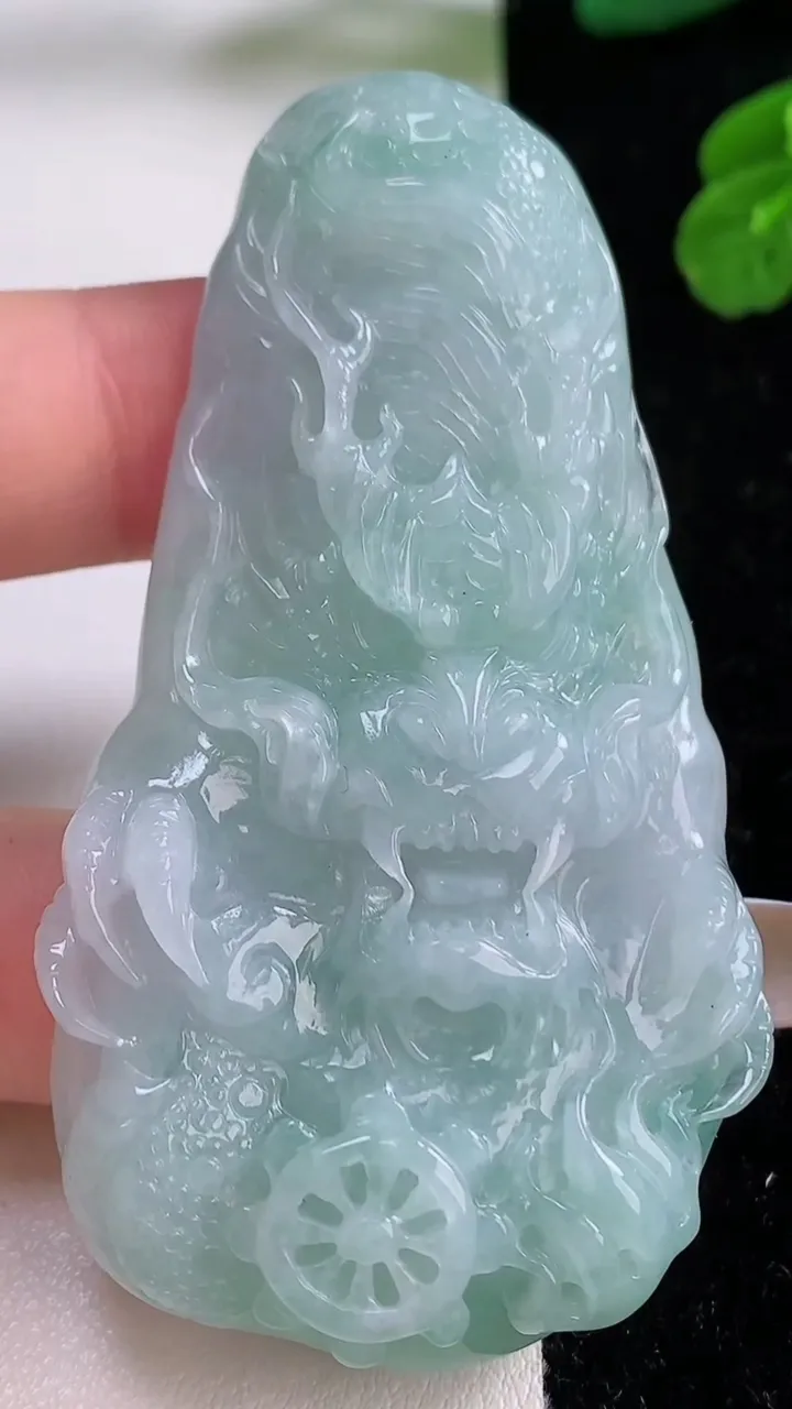 天然A货翡翠龙牌吊坠，尺寸70-37.7-9.8，重量:45.11g
11月17日