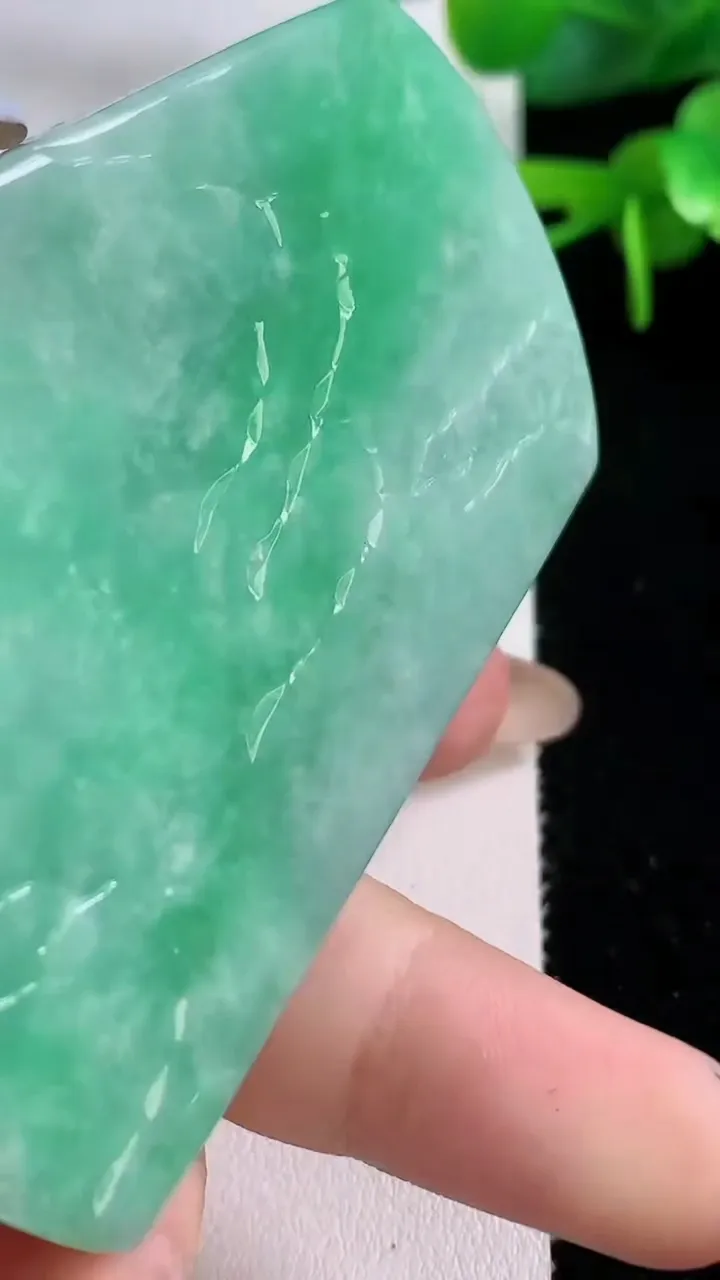 天然A货翡翠山水牌吊坠，尺寸72.6-50.6-14.3，重:118.62g
11月17日