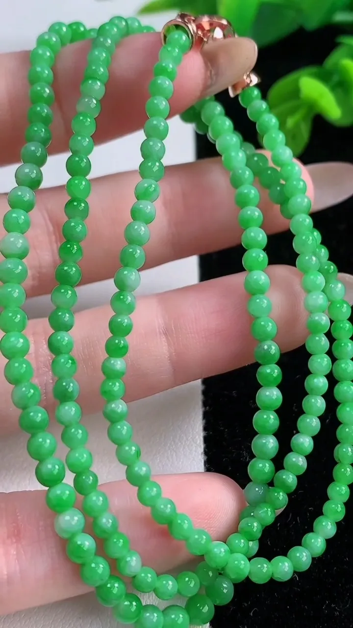 天然A货翡翠小米珠项链，尺寸3.2-183颗，重量:12.93g11月17日
工厂直销收藏佳品,种好水足，色泽均匀，有种有色，上手高大气！