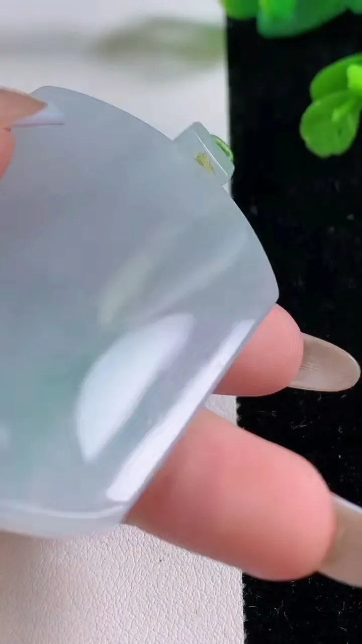 天然A货翡翠无事牌吊坠，尺寸56-42.6-5.4，重量:39.25g
11月17日