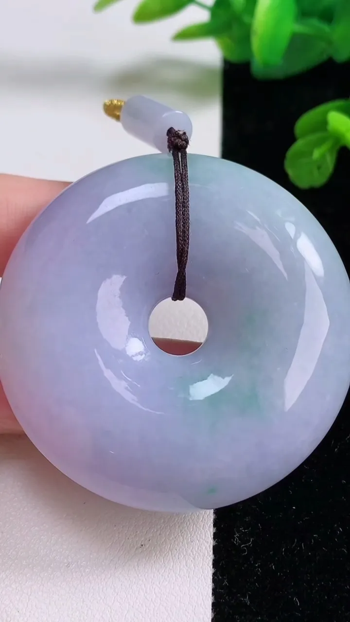 天然A货翡翠春带彩紫罗兰平安扣吊坠，尺寸52.7-14，重量:77.66g
11月17日