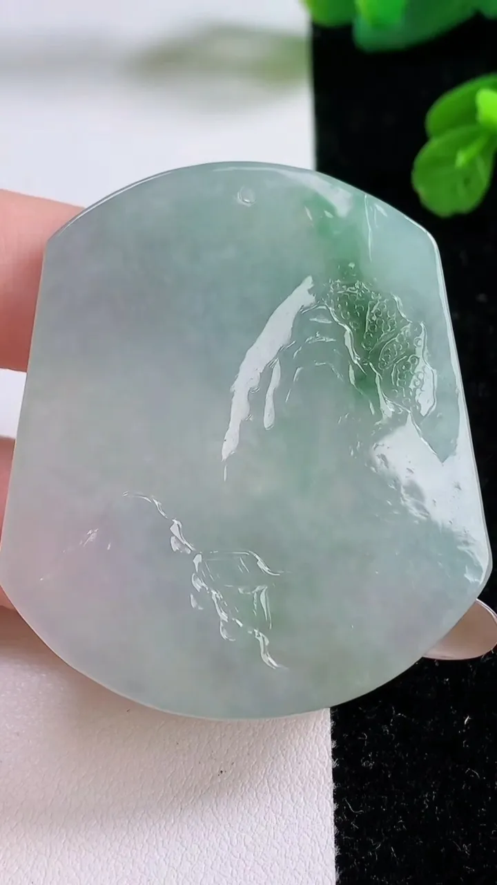 天然A货翡翠牌吊坠，尺寸51-44.7-5.6，重量:30.44g
11月17日