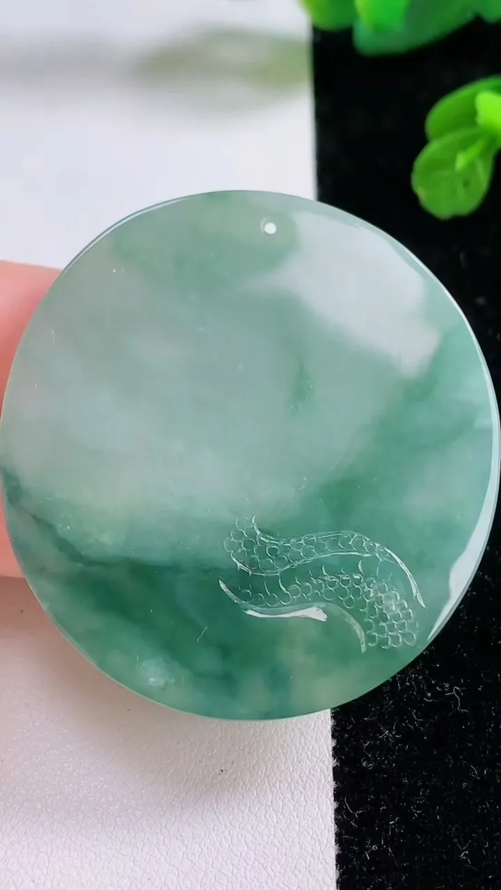 天然A货翡翠龙牌吊坠，尺寸49.3-46.5-4.2，重量:22.37g
11月17日