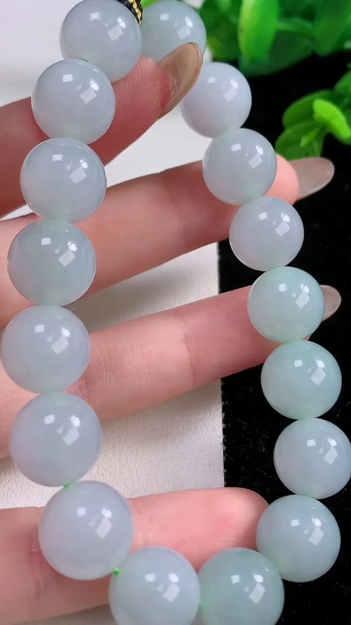 天然A货翡翠圆珠手串，尺寸12-17颗，重量:51.67g11月17日
工厂直销收藏佳品,种好水足，色泽均匀，有种有色，上手高大气！