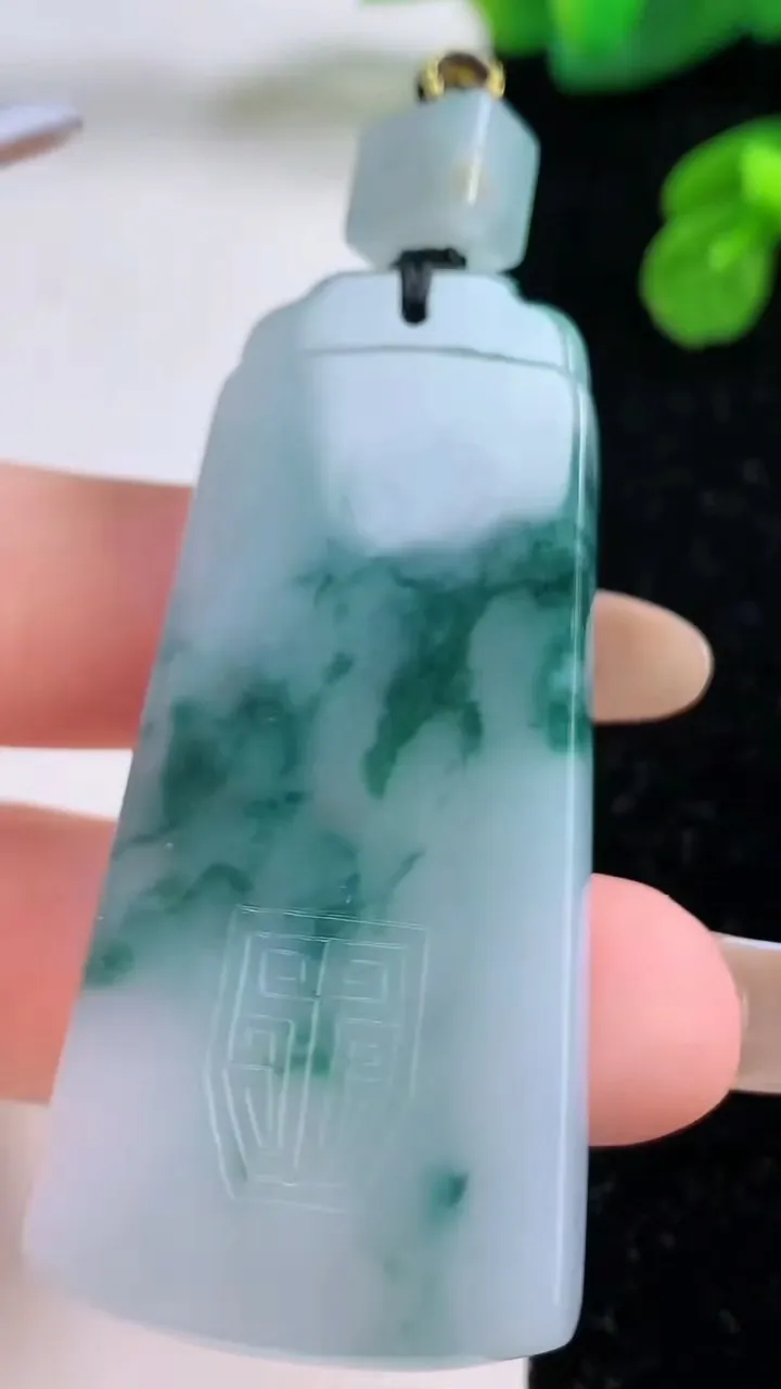 天然A货翡翠飘花仿古无事牌吊坠，尺寸56-25.6-6，重量:26.48g
11月17日