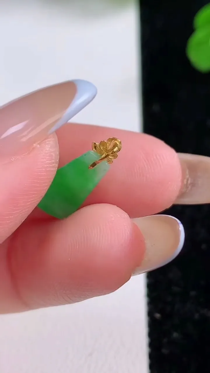 天然A货翡翠无事牌吊坠，尺寸13-7.9-2.5，重量:0.45g
11月17日