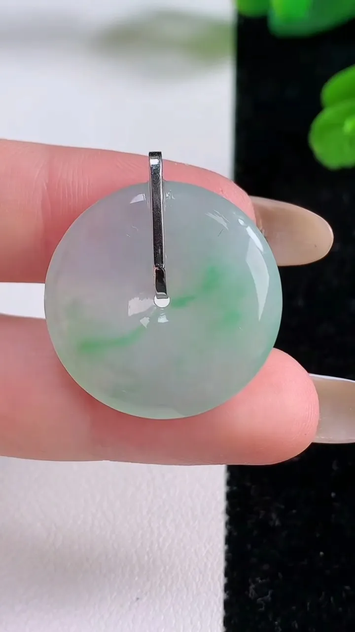 天然A货翡翠平安扣吊坠，尺寸24.8-4，重量:5.71g
11月17日