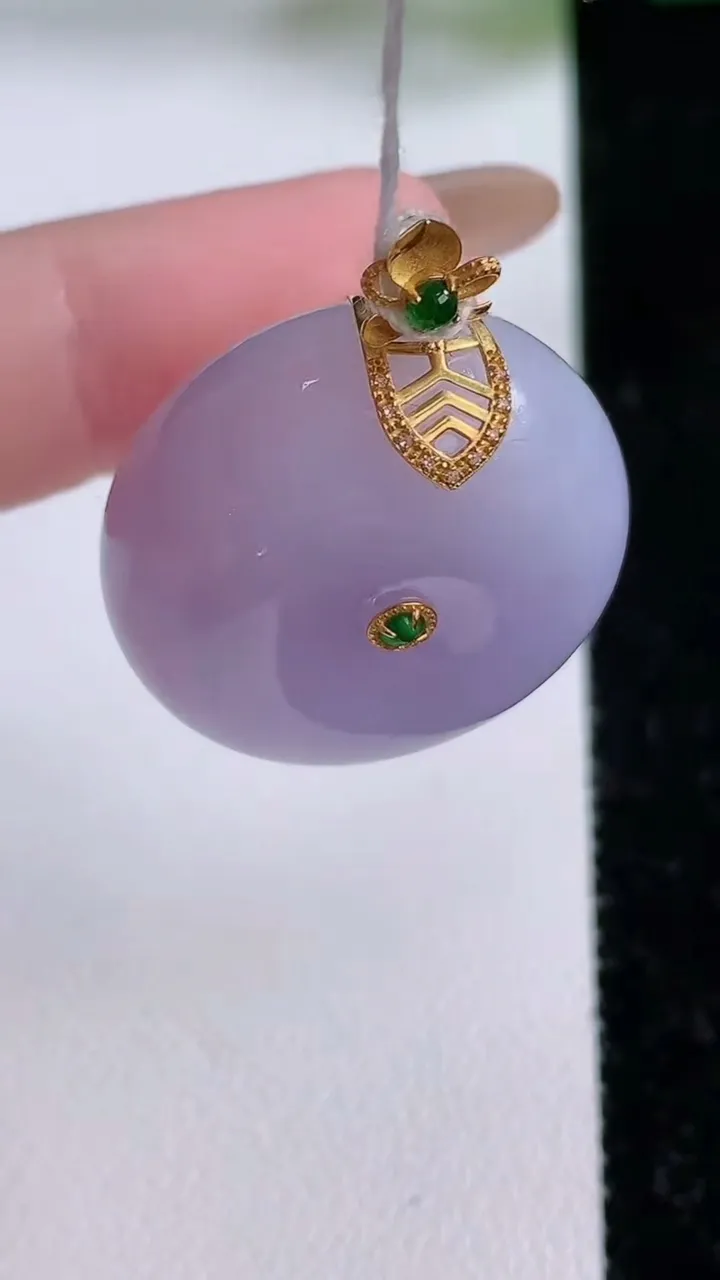 天然A货翡翠18K金紫罗兰平安扣吊坠，尺寸25-12.7，重量:17.64g
11月17日